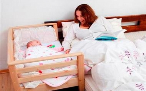 עריסה שנצמדת של "גדלים ביחד"